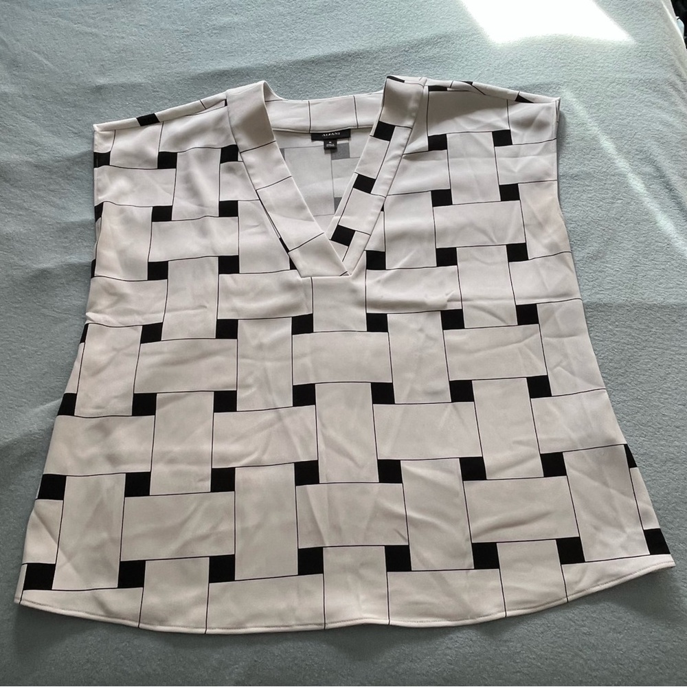Alfani Black & White Geometric V-Neck Top Women’s Size M
